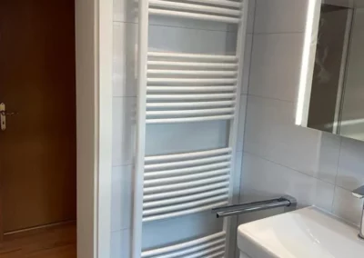 badspezialist-persch-bad-im-dachgeschoss-mit-wanne-waschtisch-03-02