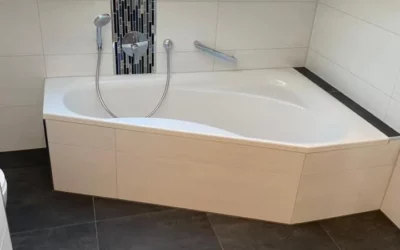 Bad im Dachgeschoss mit Wanne & Waschtisch