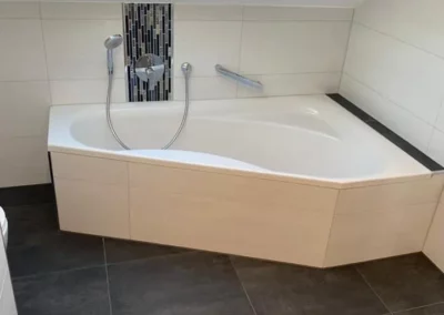 badspezialist-persch-bad-im-dachgeschoss-mit-wanne-waschtisch-03-05