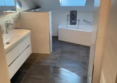 badspezialist-persch-bad-im-dachgeschoss-mit-wanne-waschtisch-03-08