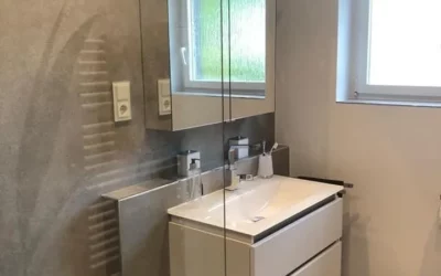 Duschbad mit Nische und deckenbündiger Beleuchtung