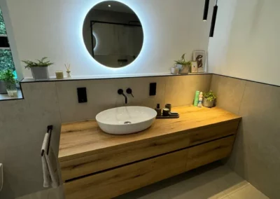 badspezialist-persch-elegantes-bad-mit-naturfliesen-holzwaschtisch-schwarzen-armaturen-20-12