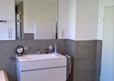 badspezialist-persch-familienbad-mit-wc-wanne-natuerlichem-licht-09-01