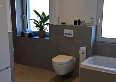 badspezialist-persch-familienbad-mit-wc-wanne-natuerlichem-licht-09-03