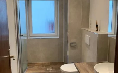 Funktionales Bad mit Wandarmaturen & Holzbodenoptik