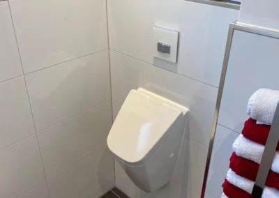 badspezialist-persch-gaeste-wc-in-klarer-moderner-gestaltung-14-04