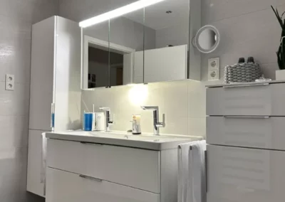 badspezialist-persch-grosszuegiges-bad-mit-designnische-wand-wc-doppelwaschtisch-19-01
