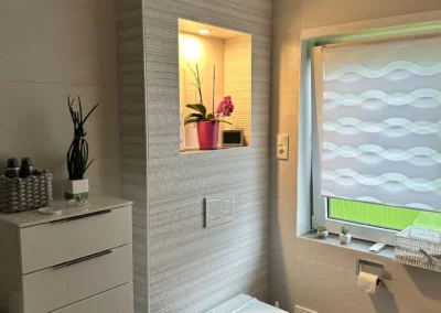 badspezialist-persch-grosszuegiges-bad-mit-designnische-wand-wc-doppelwaschtisch-19-02