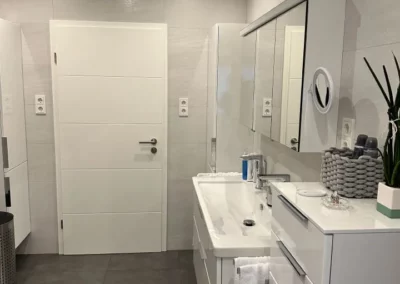 badspezialist-persch-grosszuegiges-bad-mit-designnische-wand-wc-doppelwaschtisch-19-04