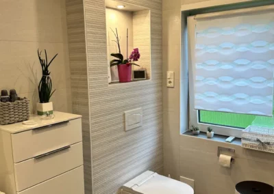 badspezialist-persch-grosszuegiges-bad-mit-designnische-wand-wc-doppelwaschtisch-19-05