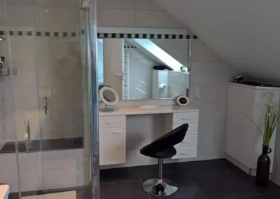 badspezialist-persch-grosszuegiges-bad-mit-doppelwaschtisch-und-dusche-11-01