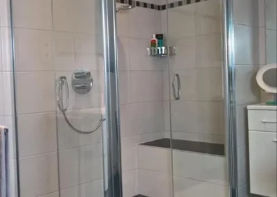 badspezialist-persch-grosszuegiges-bad-mit-doppelwaschtisch-und-dusche-11-02