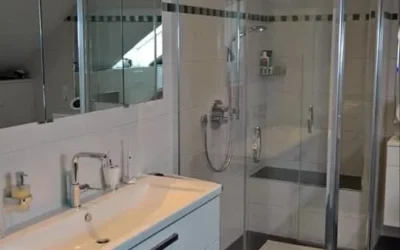 Großzügiges Bad mit Doppelwaschtisch und Dusche