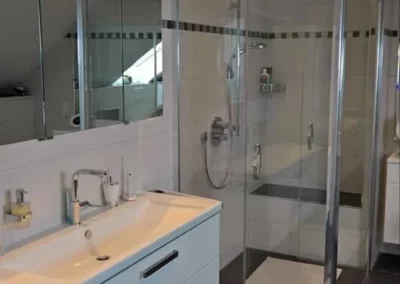 badspezialist-persch-grosszuegiges-bad-mit-doppelwaschtisch-und-dusche-11-03