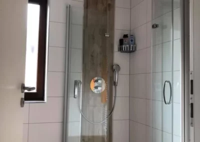 badspezialist-persch-kompaktes-bad-mit-holzakzenten-stilvoll-platzsparend-gestaltet-02-08