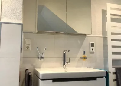 badspezialist-persch-kompaktes-waschplatzkonzept-mit-spiegelschrank-12-01