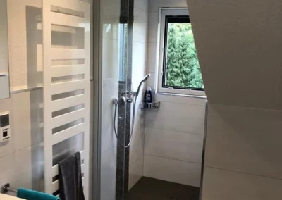 badspezialist-persch-kompaktes-waschplatzkonzept-mit-spiegelschrank-12-08