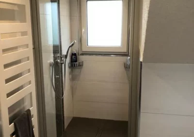 badspezialist-persch-kompaktes-waschplatzkonzept-mit-spiegelschrank-12-09