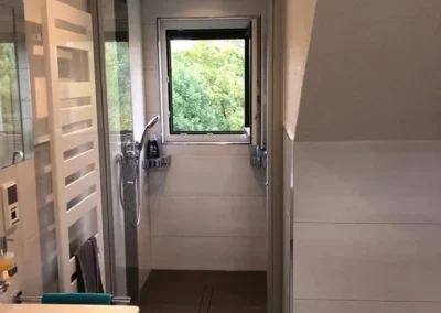 badspezialist-persch-kompaktes-waschplatzkonzept-mit-spiegelschrank-12-10