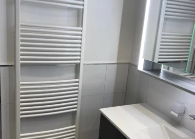 badspezialist-persch-modernes-duschbad-in-betonoptik-bodengleich-puristisch-01-06