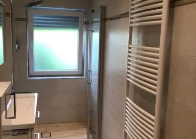 badspezialist-persch-modernes-duschbad-mit-holzoptik-fliesen-13-06