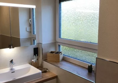 badspezialist-persch-modernes-gaeste-bad-mit-spiegelschrank-holzplatte-17-02