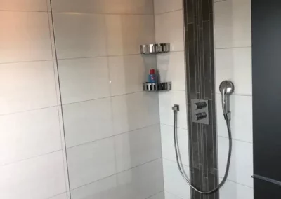 badspezialist-persch-walk-in-dusche-mit-akzentfliesen-08-01