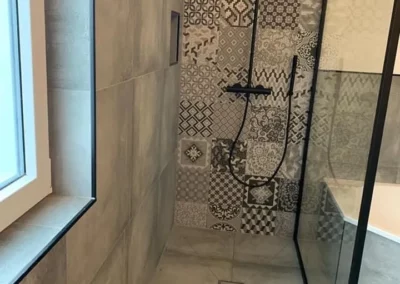 badspezialist-persch-walk-in-dusche-mit-gemusterter-akzentwand-06-01