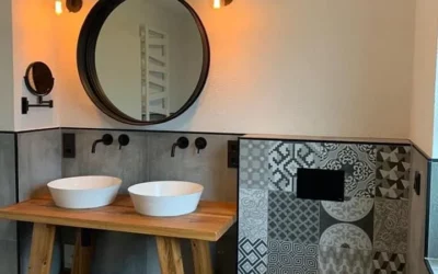 Walk-in-Dusche mit gemusterter Akzentwand