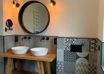 badspezialist-persch-walk-in-dusche-mit-gemusterter-akzentwand-06-02