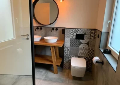 badspezialist-persch-walk-in-dusche-mit-gemusterter-akzentwand-06-05