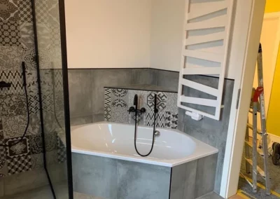 badspezialist-persch-walk-in-dusche-mit-gemusterter-akzentwand-06-06
